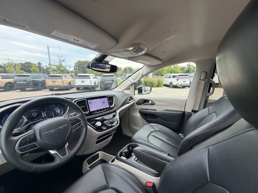 Used 2024 Chrysler Pacifica Touring-L FWD image 8