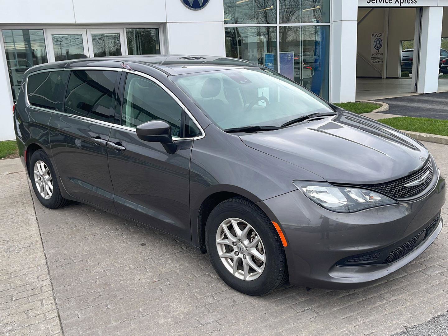 Used 2023 Chrysler Voyager LX FWD image 3