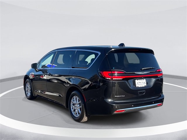 Used 2023 Chrysler Pacifica Touring-L image 5