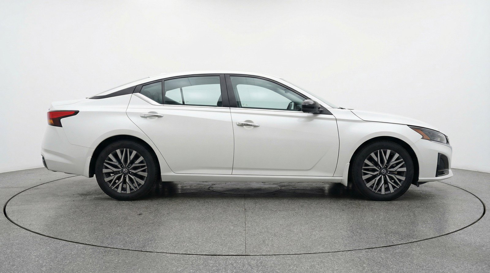 Used 2025 Nissan Altima 2.5 SV FWD image 11