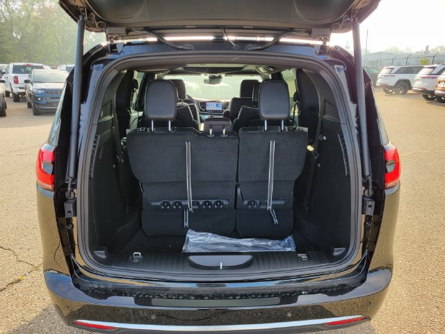 New 2027 Chrysler Pacifica Limited FWD image 6