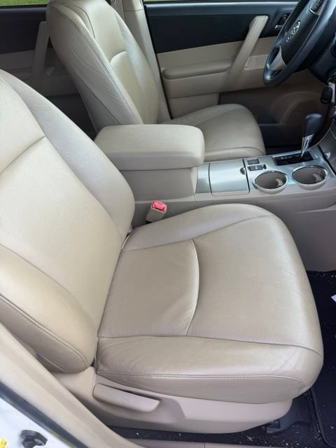 Used 2012 Toyota Highlander FWD w/ Tech Pkg image 9
