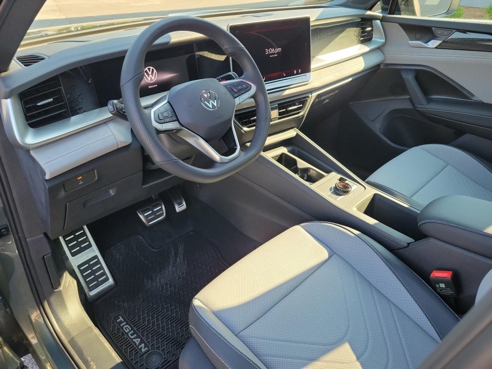 New 2026 Volkswagen Tiguan SE R-Line FWD image 30