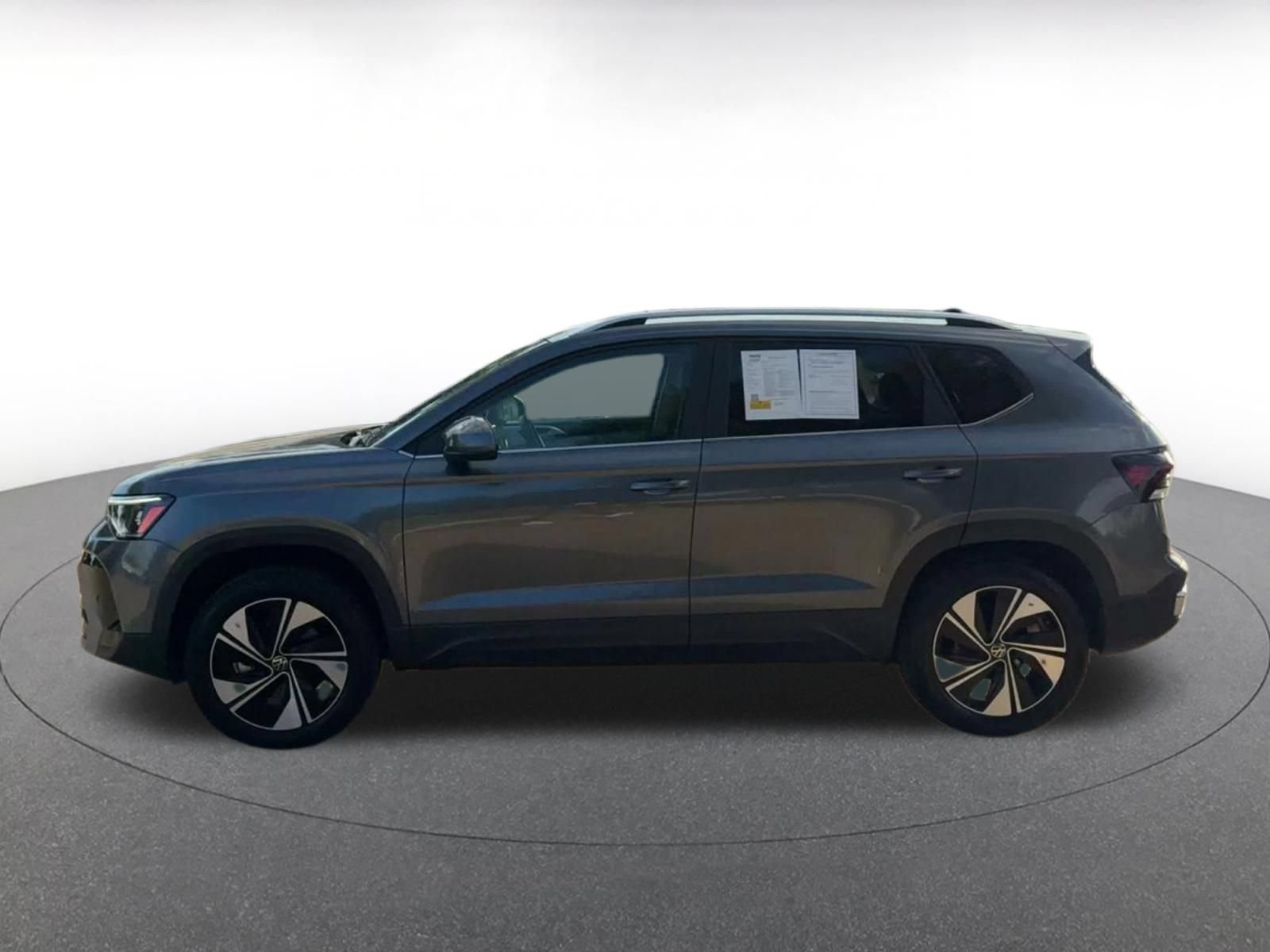 Used 2026 Volkswagen Taos SE AWD/4WD image 8