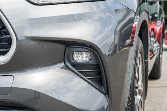 Used 2020 Toyota Highlander XLE AWD/4WD image 13