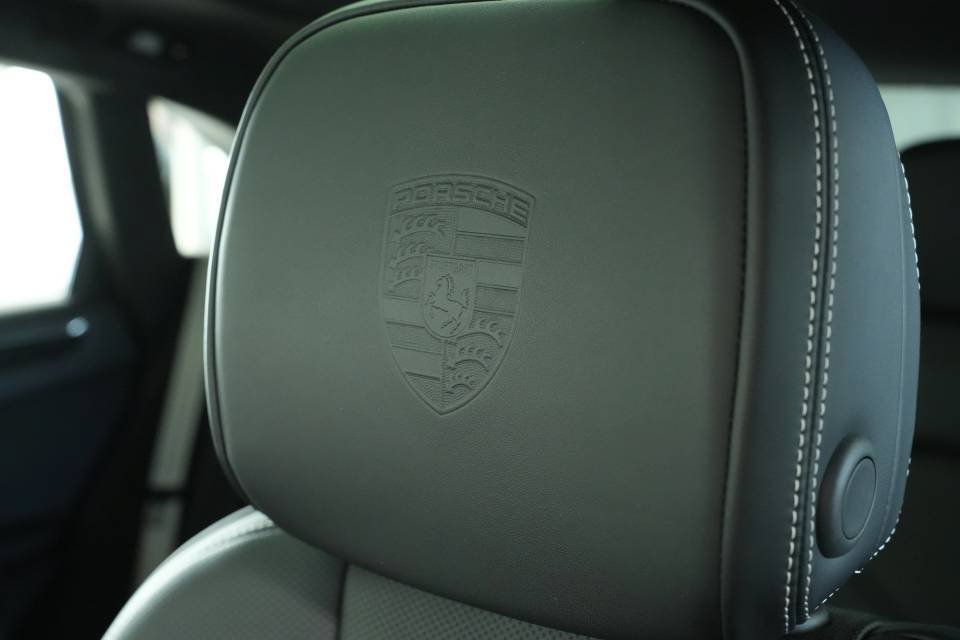 Certified 2025 Porsche Macan AWD/4WD image 34