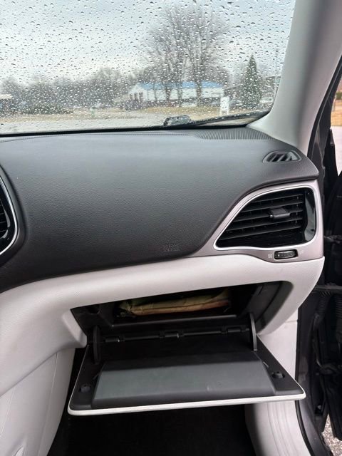Used 2019 Jeep Cherokee Limited FWD image 34