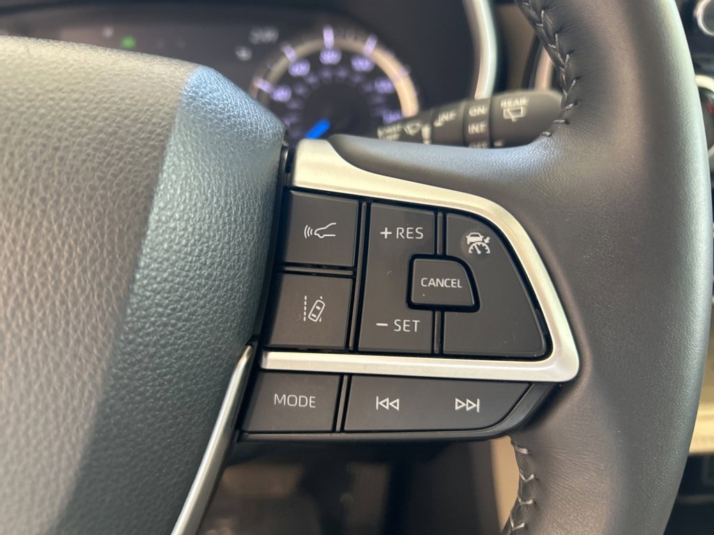Used 2024 Toyota Highlander XLE AWD/4WD image 45