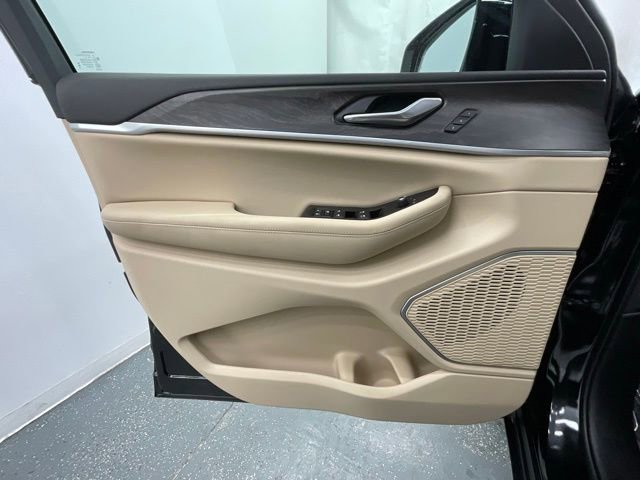 New 2026 Jeep Grand Cherokee Limited w/ Limited Altitude Package AWD/4WD image 9