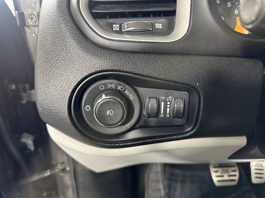 Used 2019 Jeep Renegade Latitude w/ UConnect 8.4 Nav Group FWD image 24