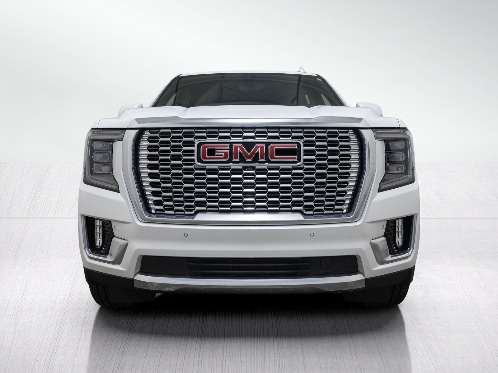 Used 2022 GMC Yukon XL Denali w/ Denali Premium Package AWD/4WD image 2