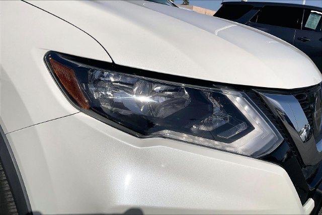 Used 2017 Nissan Rogue SV AWD/4WD image 27