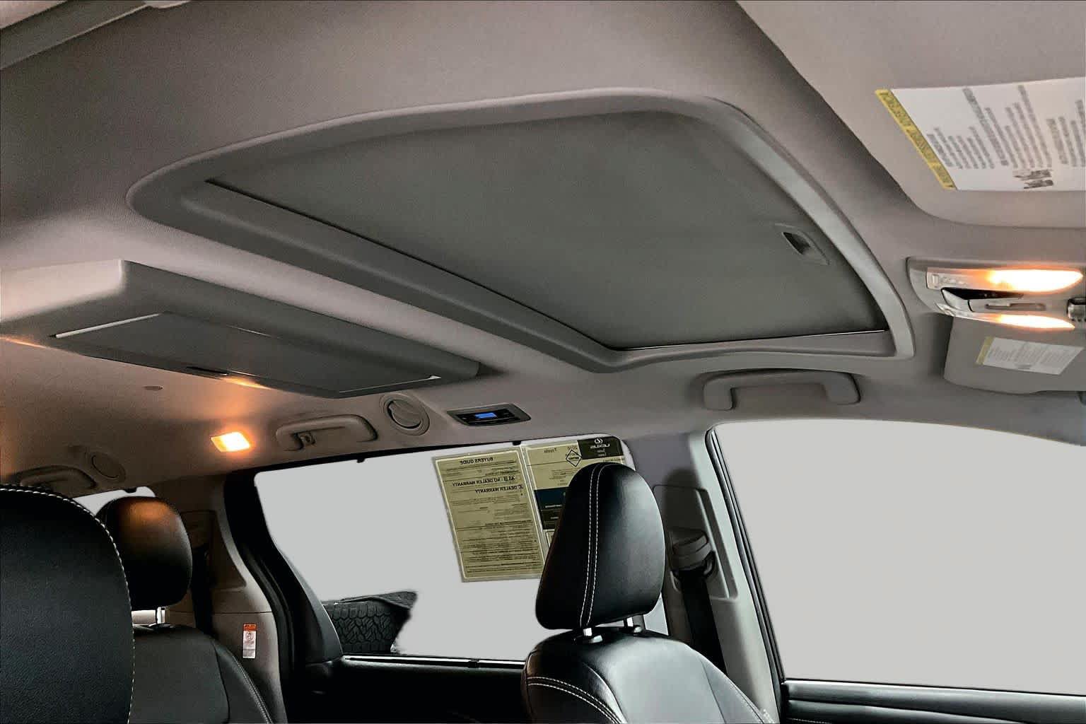 Used 2016 Toyota Sienna SE Premium FWD image 13