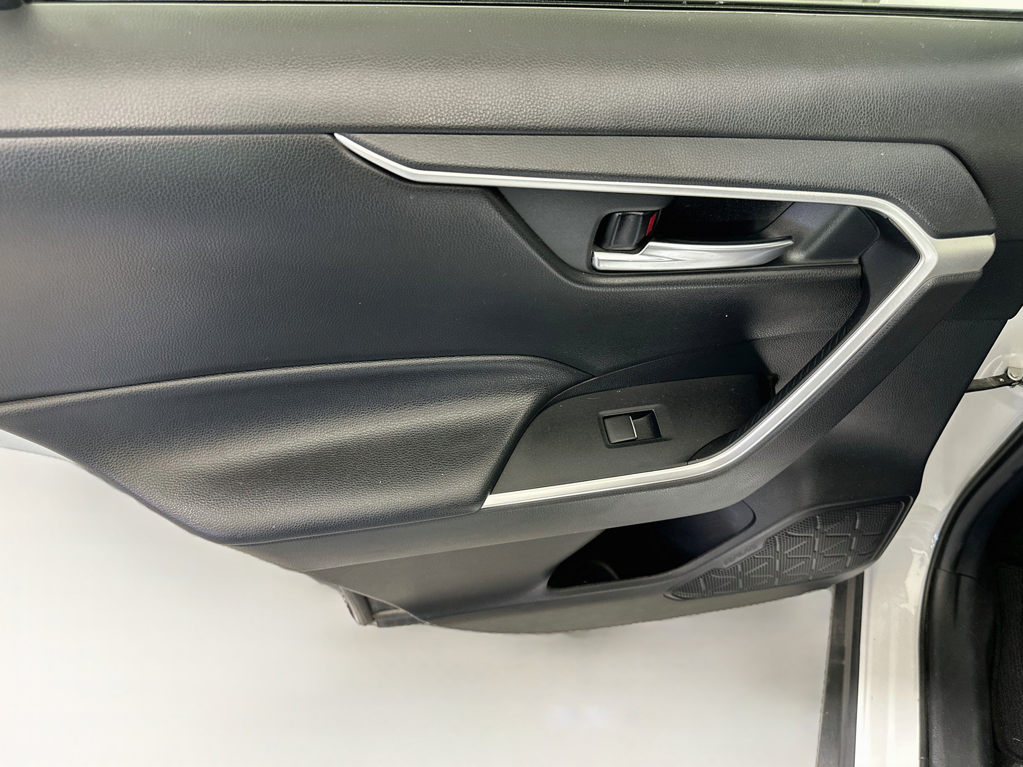 Used 2020 Toyota RAV4 XLE Premium w/ Carpet Mat Package FWD image 26