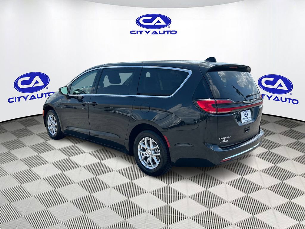 Used 2023 Chrysler Pacifica Touring-L FWD image 7