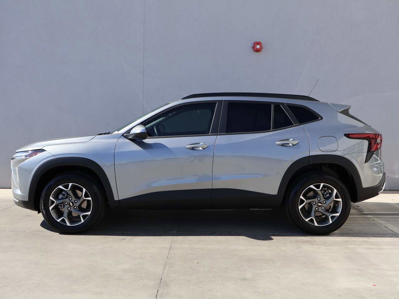 Used 2025 Chevrolet Trax LT w/ LT Convenience Package FWD image 2