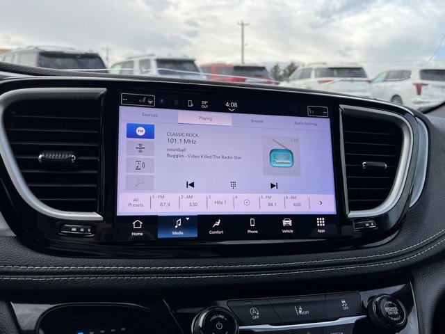 Used 2022 Chrysler Pacifica Touring image 42