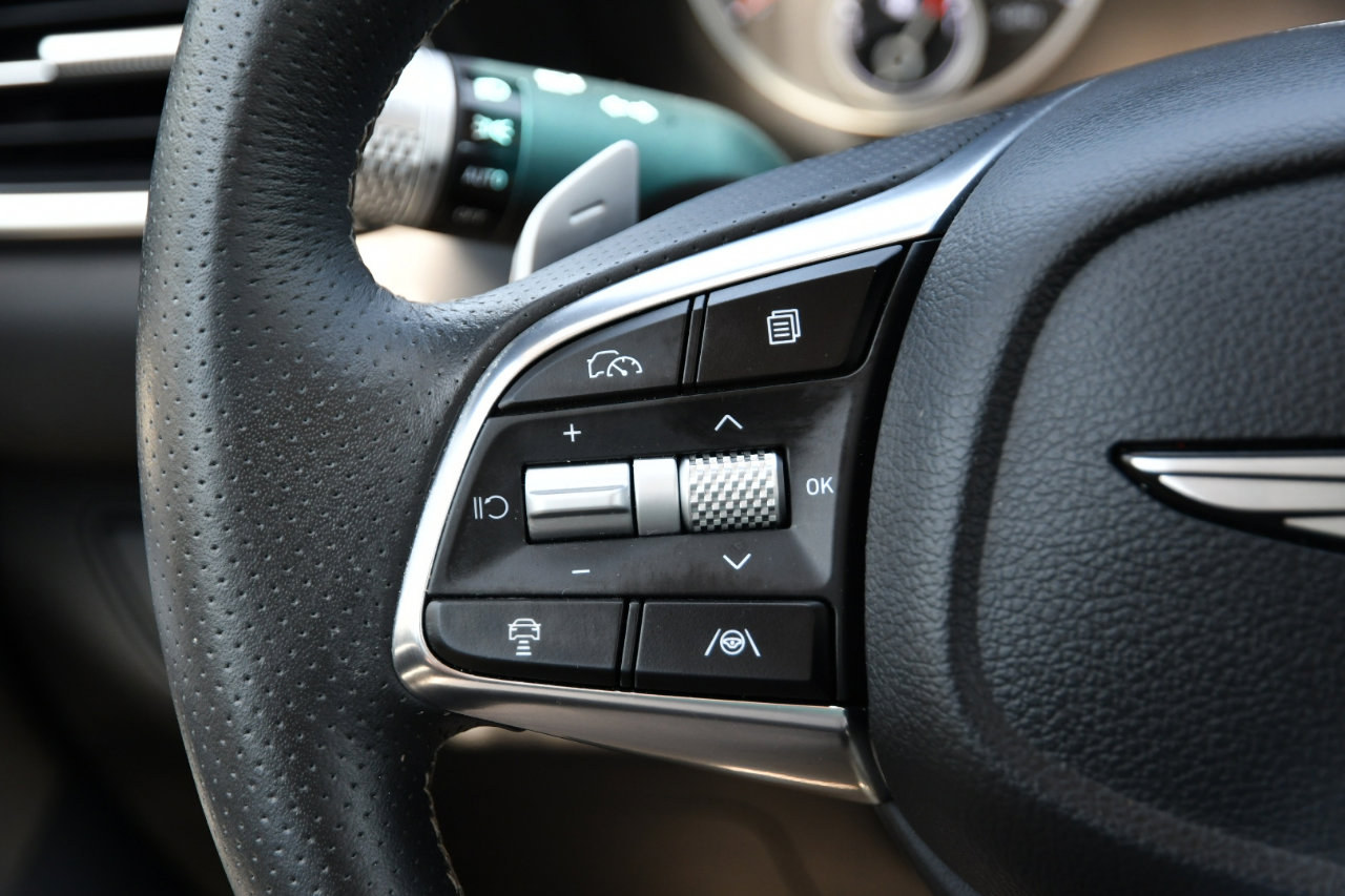 Used 2025 Genesis G70 2.5T image 8