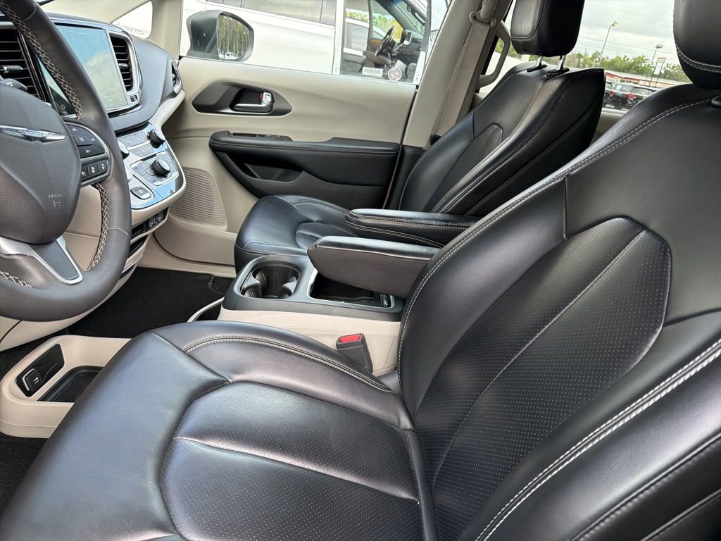 Used 2023 Chrysler Pacifica Touring-L image 6