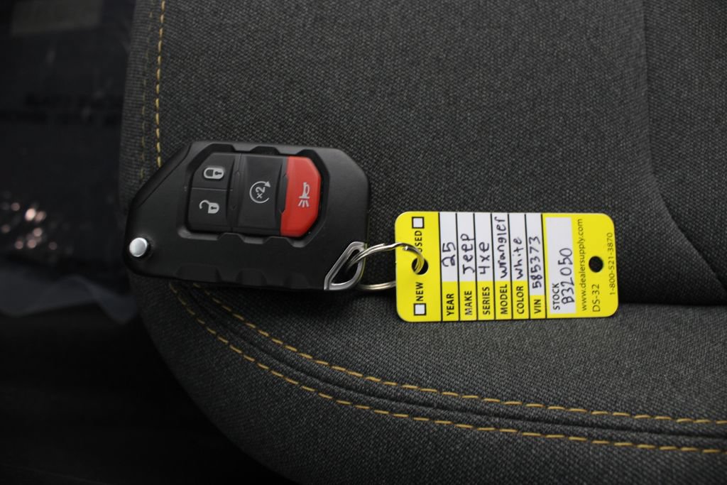 Used 2025 Jeep Wrangler Unlimited Sahara AWD/4WD image 7