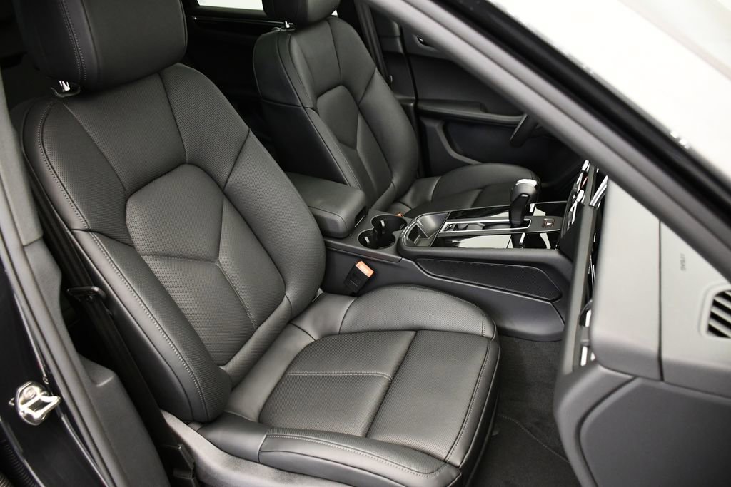 Certified 2025 Porsche Macan Turbo AWD/4WD image 50