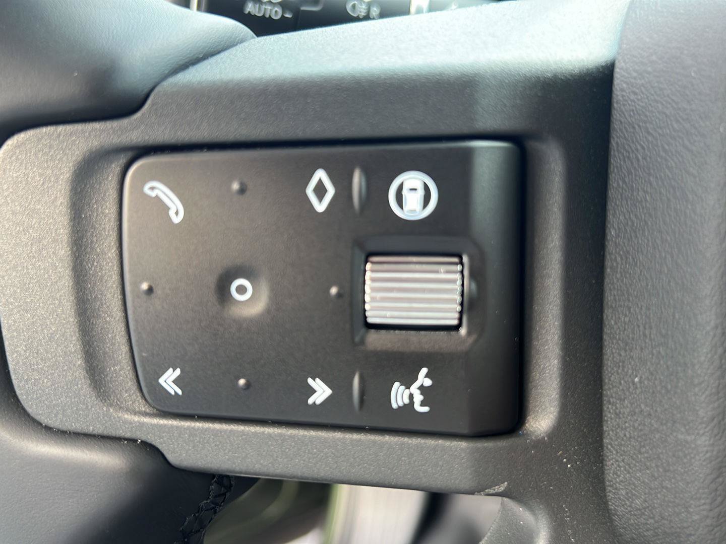 New 2026 Land Rover Defender 110 X-Dynamic SE AWD/4WD image 13