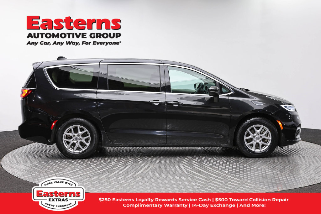 Used 2023 Chrysler Pacifica Touring-L FWD image 5