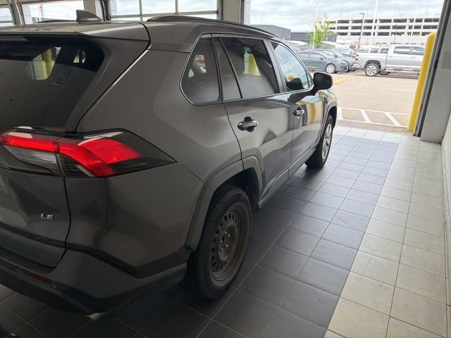 Used 2020 Toyota RAV4 LE FWD image 4