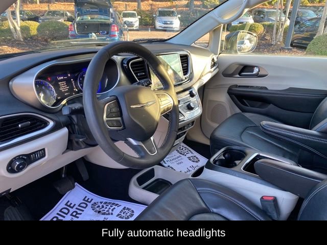 Used 2022 Chrysler Pacifica Touring-L image 12