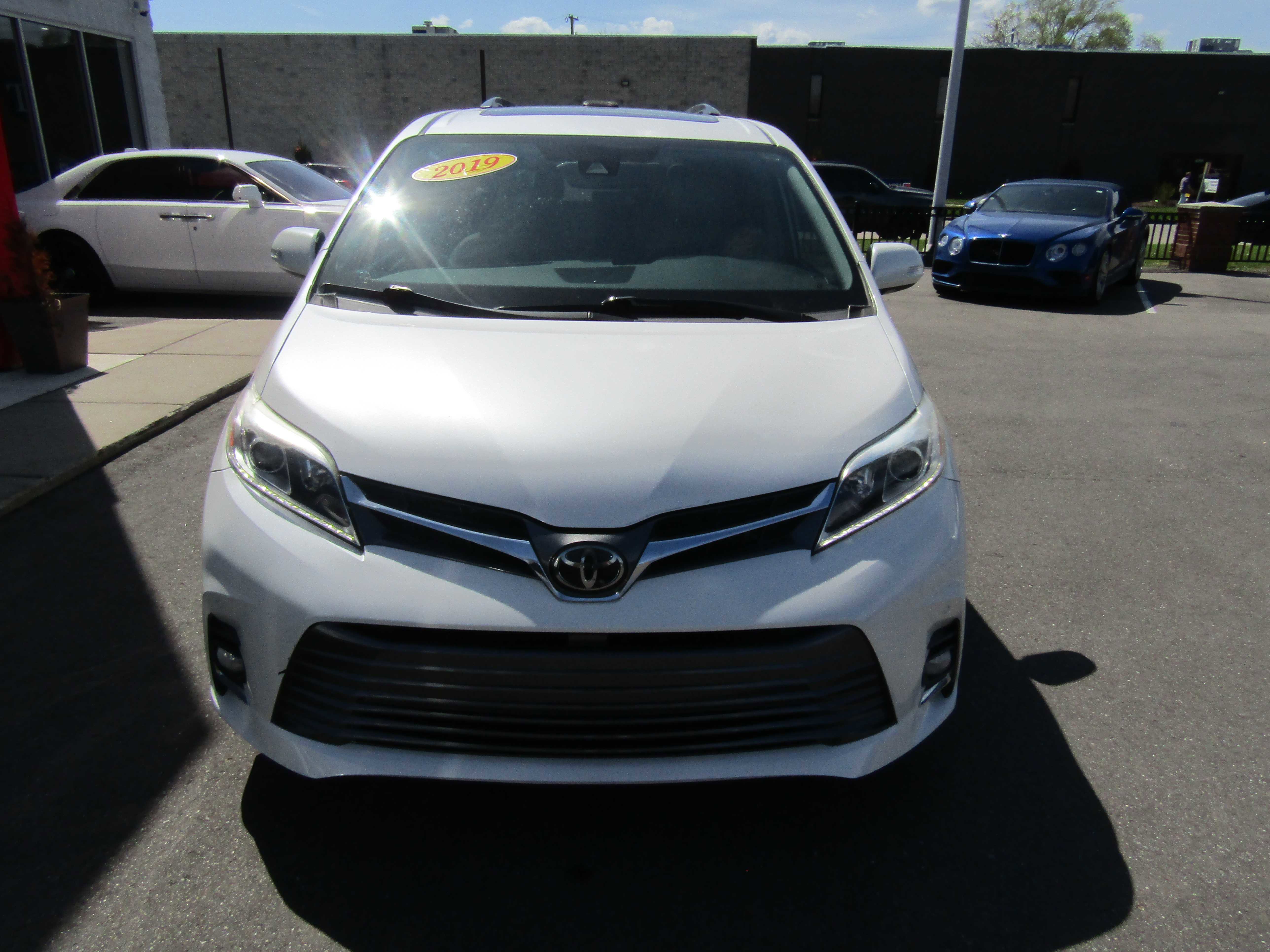 Used 2019 Toyota Sienna Limited FWD image 3