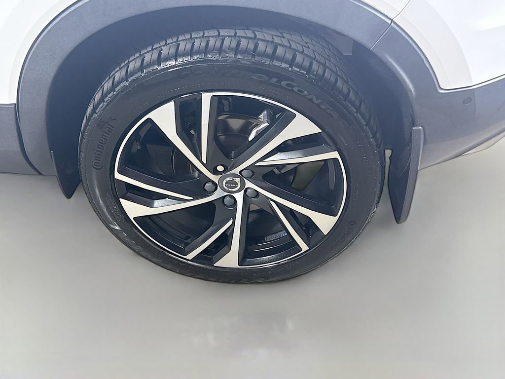 Used 2021 Volvo XC40 T5 R-Design image 9