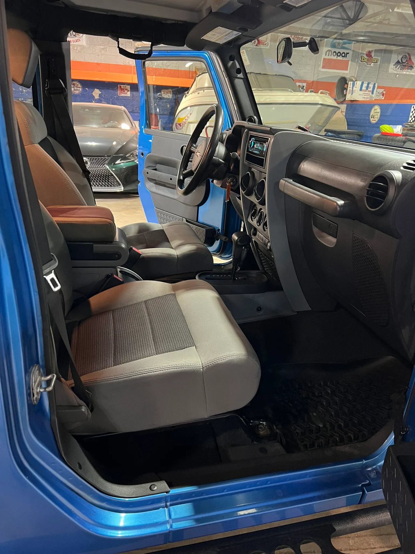 Used 2010 Jeep Wrangler Unlimited Sport AWD/4WD image 15