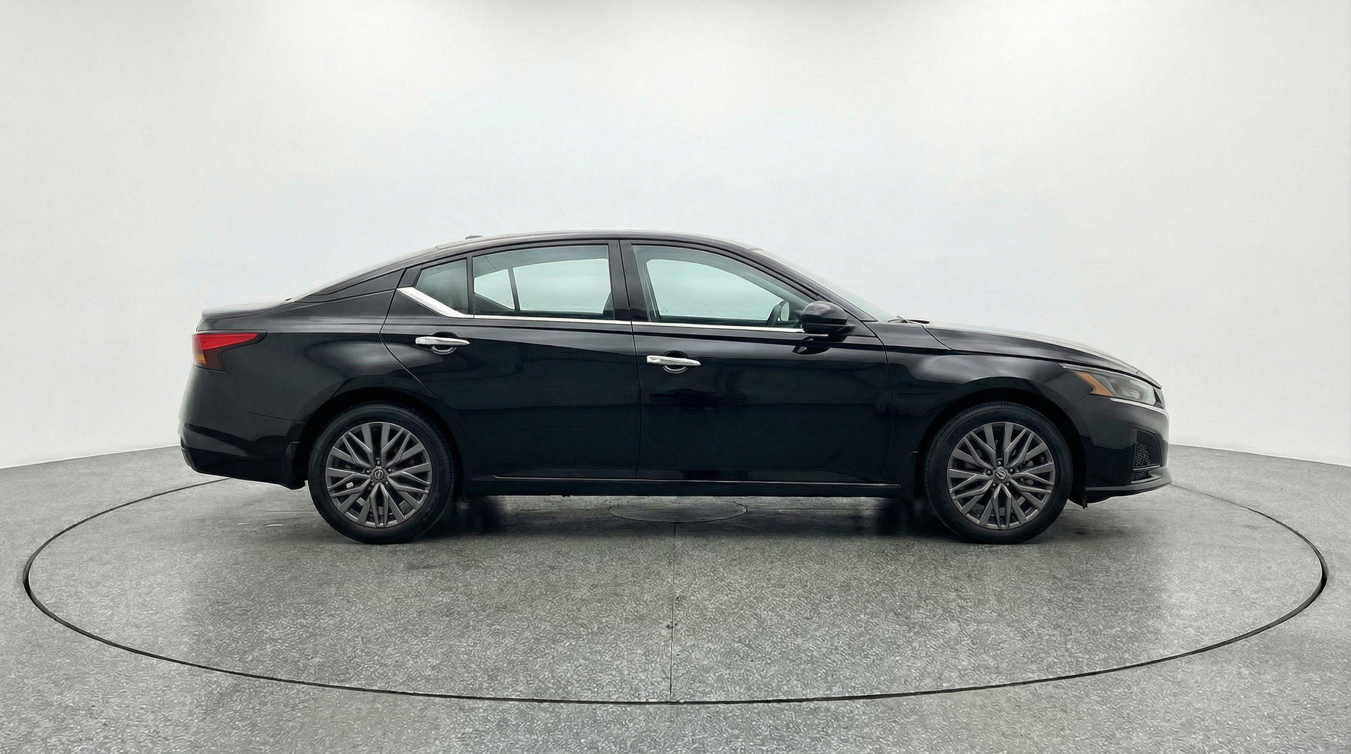 Used 2025 Nissan Altima 2.5 SV FWD image 11