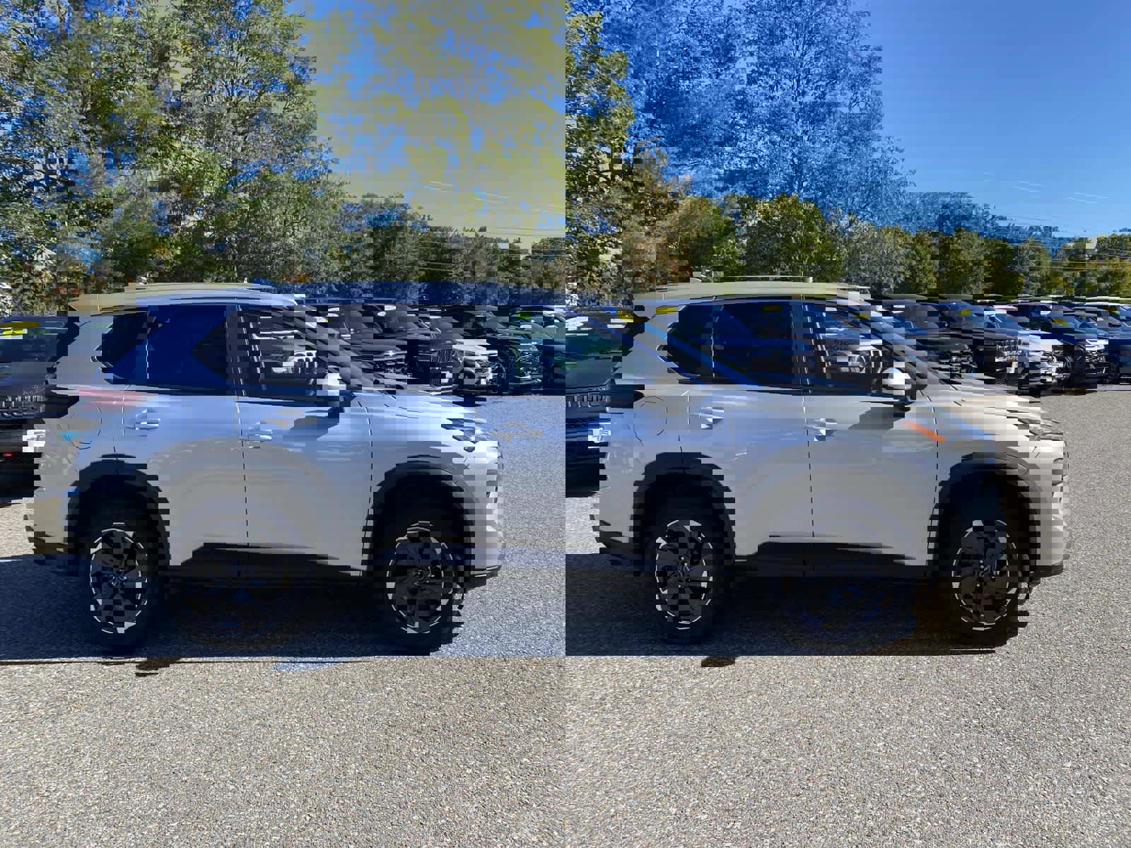 Used 2024 Nissan Rogue SV image 2