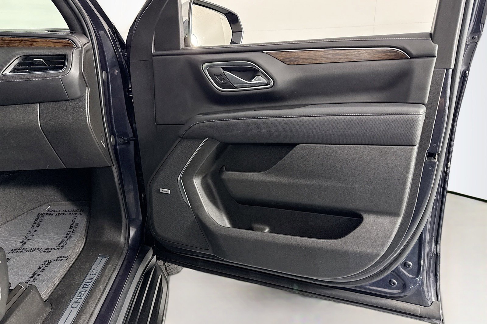 Used 2023 Chevrolet Suburban Premier image 24