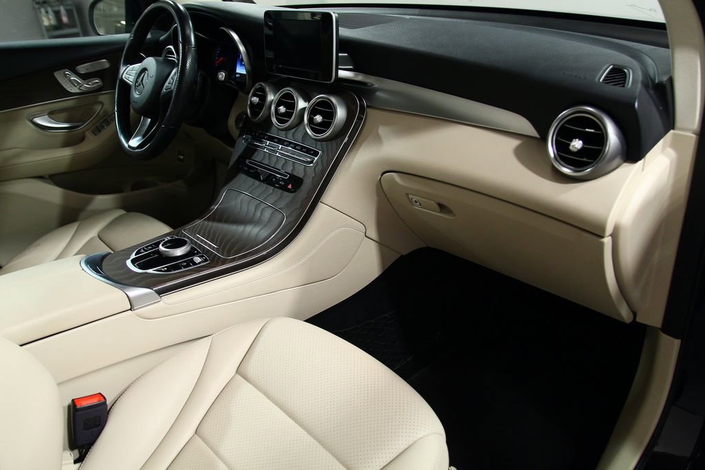 Used 2019 Mercedes-Benz GLC 300 4MATIC image 24