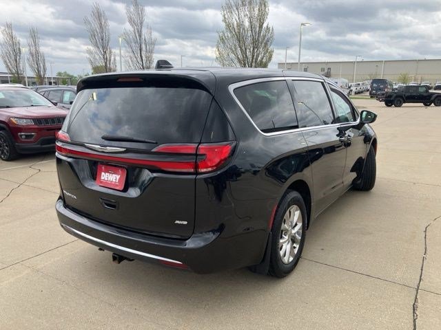 Used 2023 Chrysler Pacifica Touring-L AWD/4WD image 6