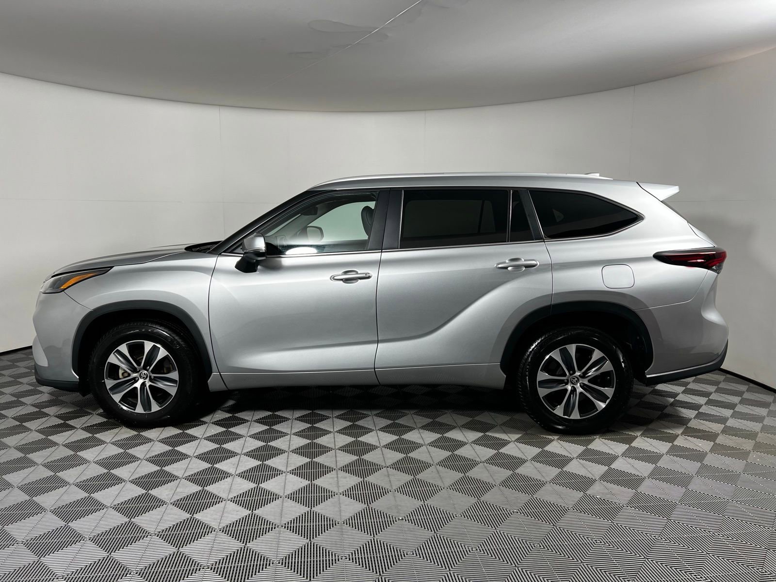 Certified 2024 Toyota Highlander XLE image 8