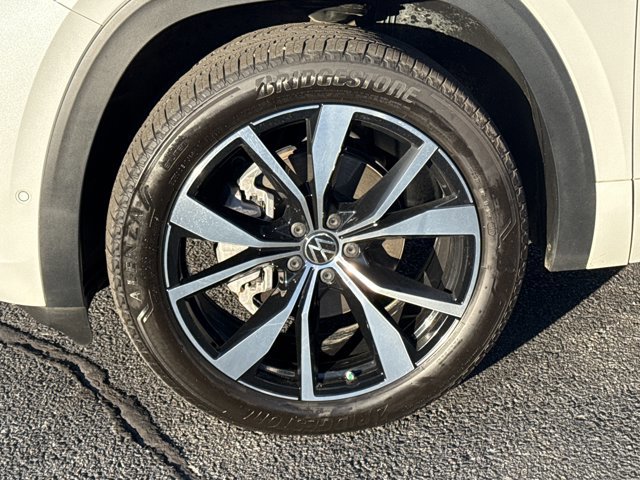 Used 2024 Volkswagen Atlas Cross Sport SEL Premium R-Line image 18