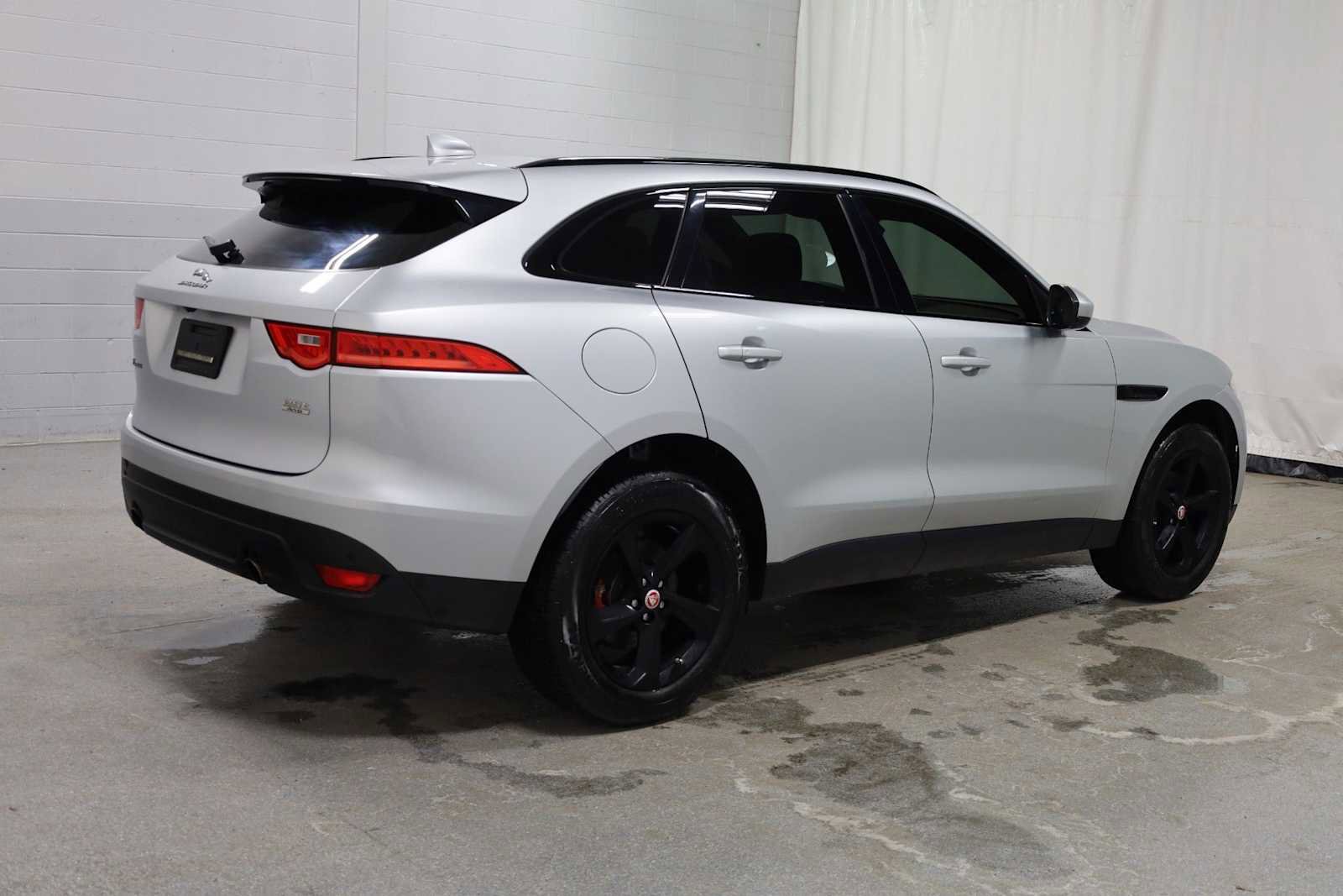 Used 2019 Jaguar F-PACE Premium image 9