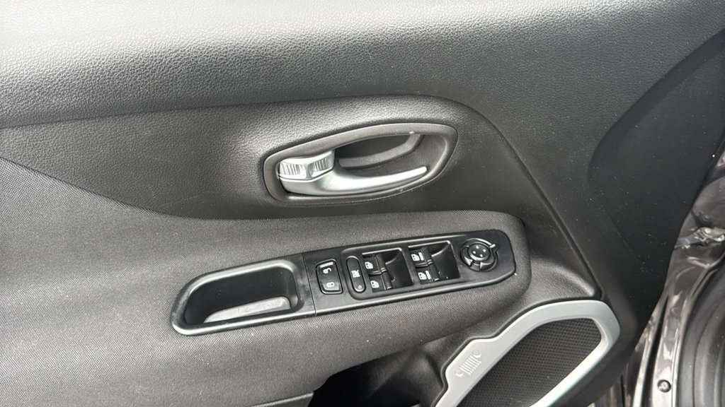 Used 2018 Jeep Renegade Latitude w/ Popular Equipment Group AWD/4WD image 14