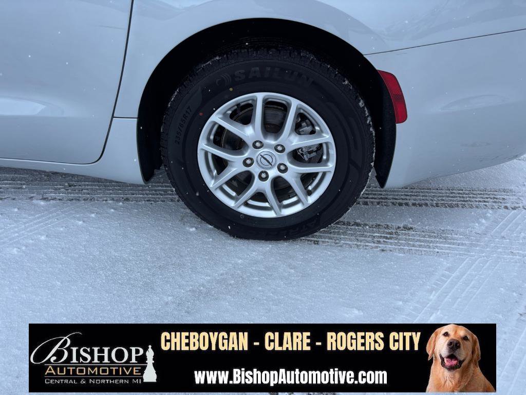 Used 2023 Chrysler Pacifica Touring-L image 24