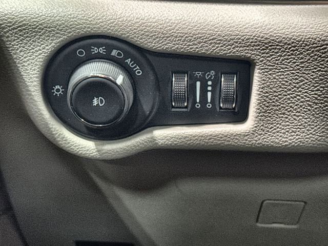 Used 2024 Chrysler Pacifica Touring-L FWD image 18