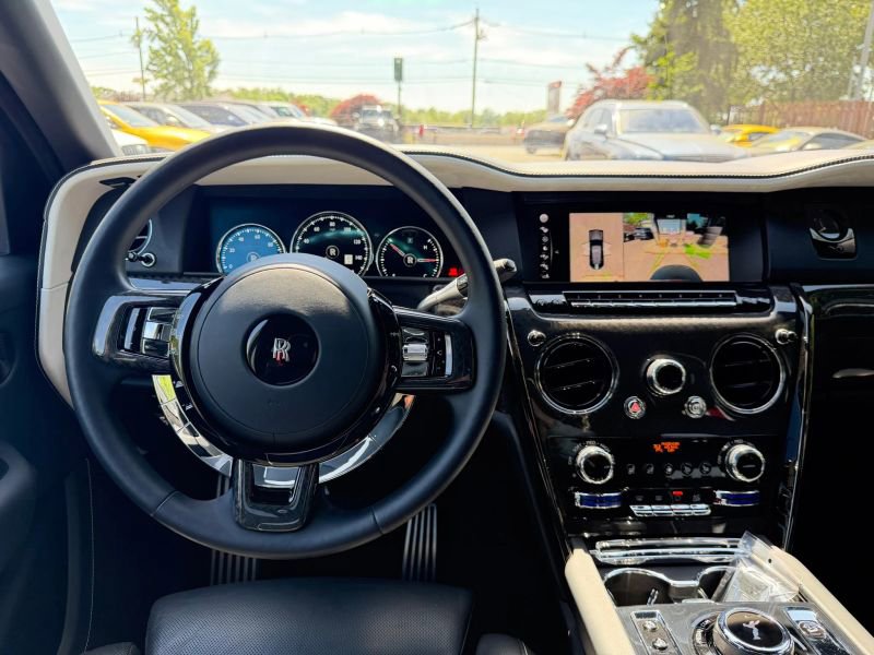 Used 2022 Rolls-Royce Cullinan Black Badge w/ Dark Exterior Package AWD/4WD image 23