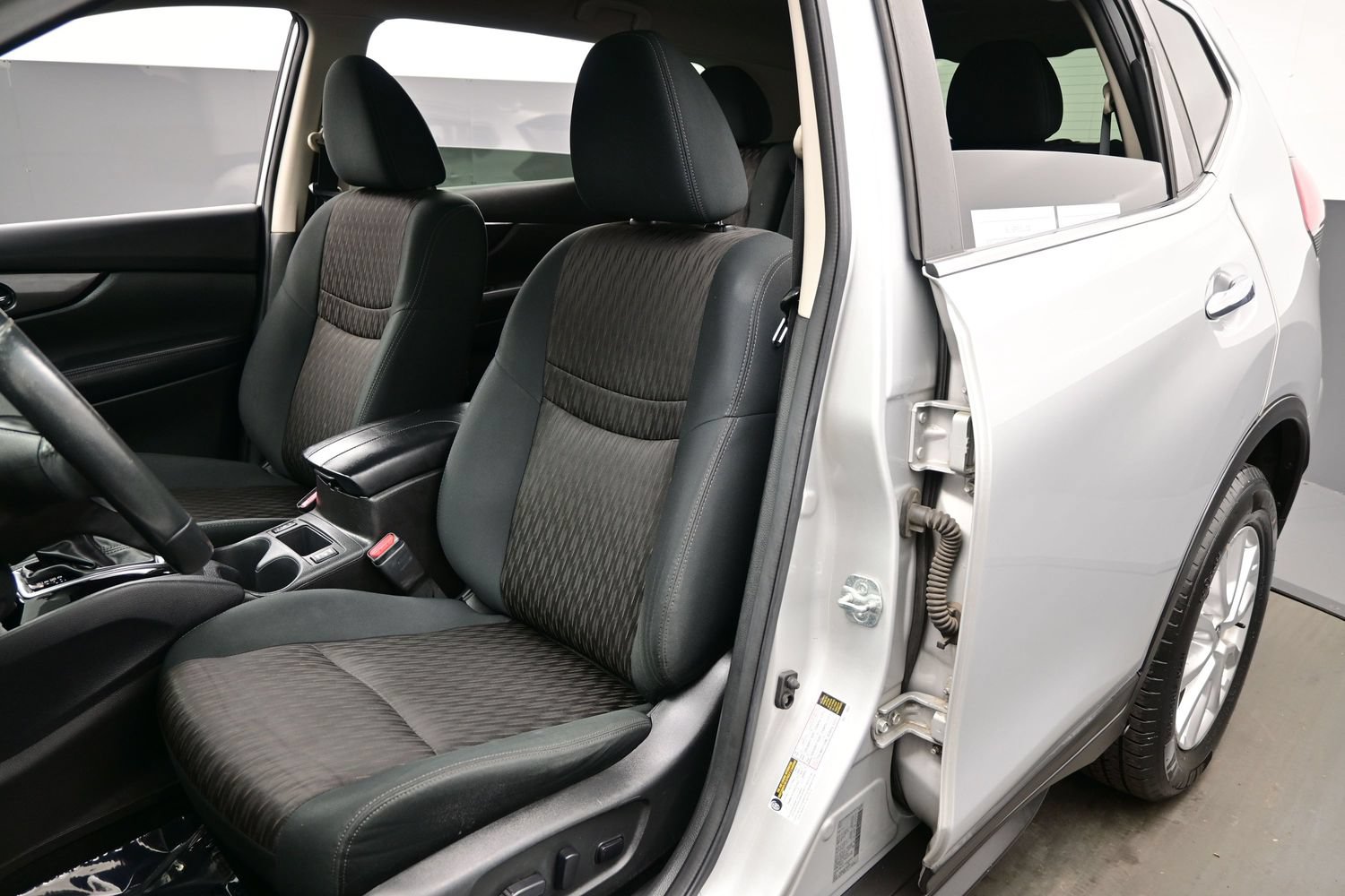 Used 2018 Nissan Rogue SV AWD/4WD image 12