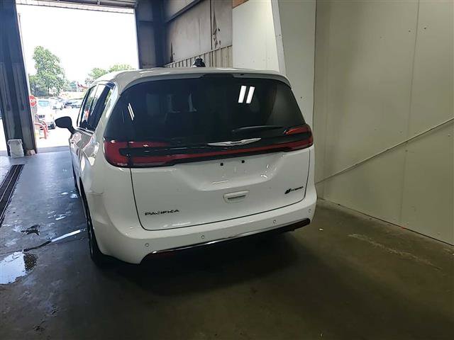 Used 2025 Chrysler Pacifica Select FWD image 4