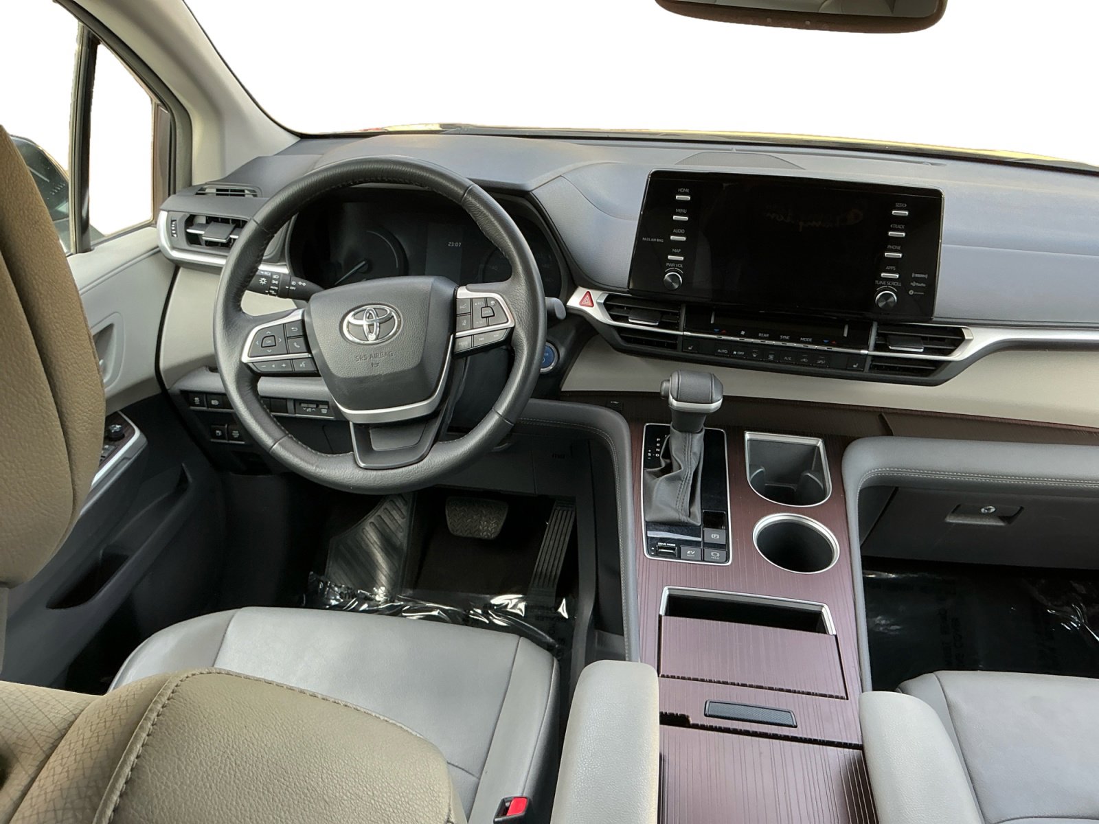 Used 2024 Toyota Sienna XLE FWD image 15