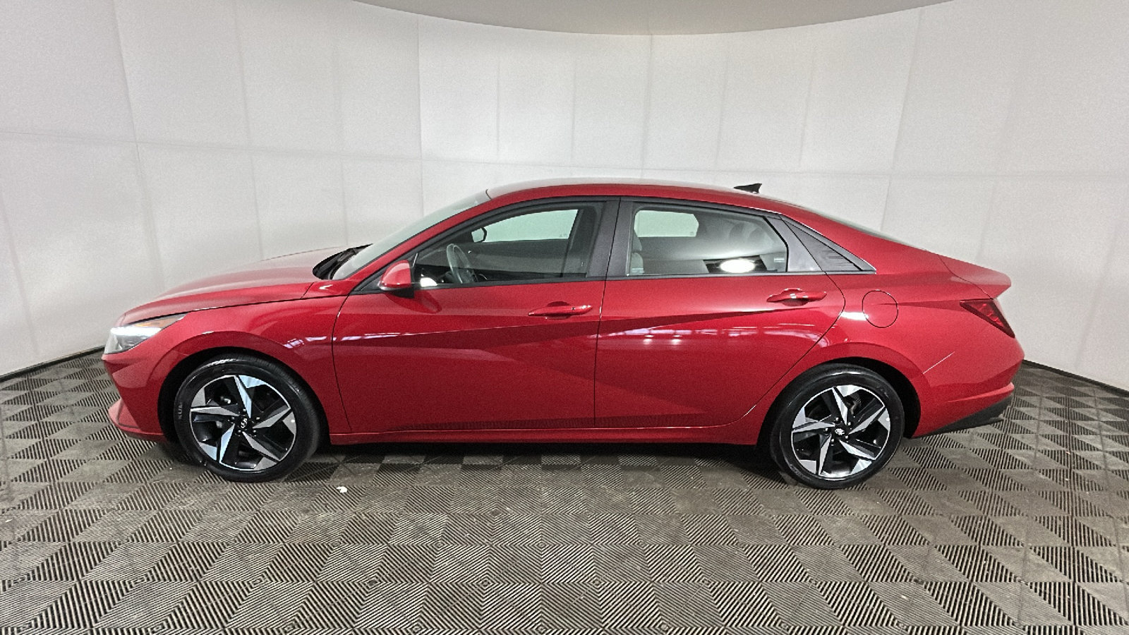 Used 2023 Hyundai Elantra SEL w/ Convenience Package FWD image 7