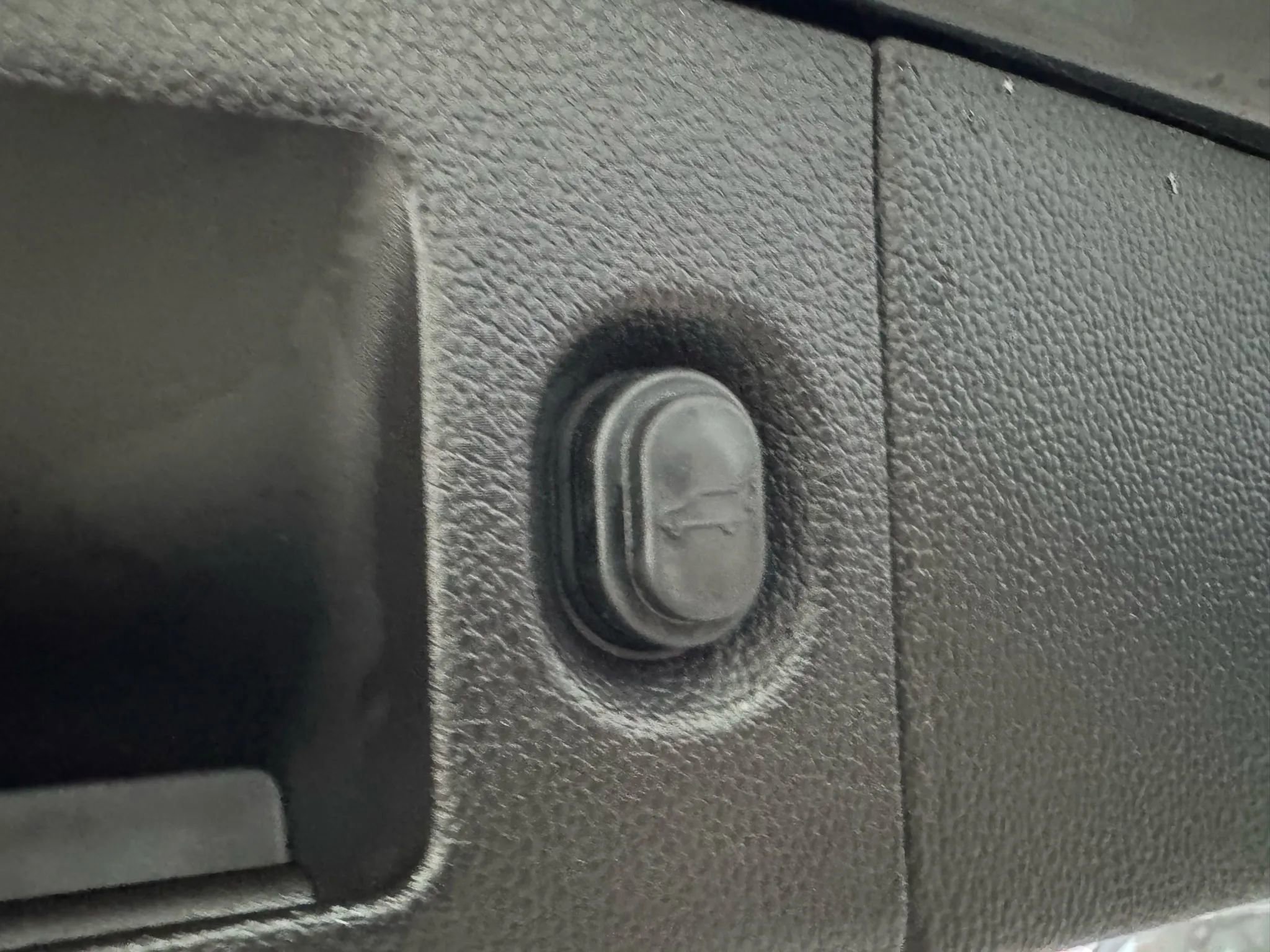 Used 2016 GMC Yukon Denali w/ Enhanced Security Package image 41