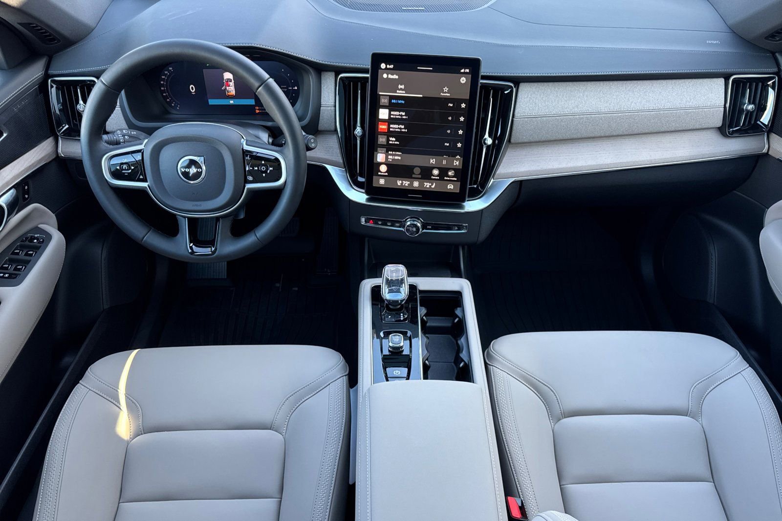 New 2026 Volvo XC90 T8 Plus w/ Protection Package image 3